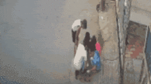 Video: Đốt pháo trên miệng cống, 5 trẻ nhỏ bị bỏng