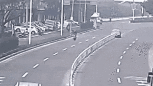 Video: Tài xế lao xe vào dải phân cách, 5 thanh thép đâm thủng ô tô 