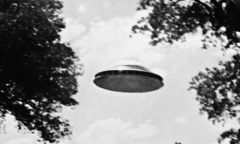 ‘Cuộc chiến’ trên không của UFO gieo bệnh bí ẩn cho những ai chứng kiến?