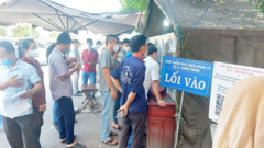 Kẹt xe kéo dài tại chốt kiểm dịch Bình Phước vì 'lằng nhằng' với tờ khai y tế
