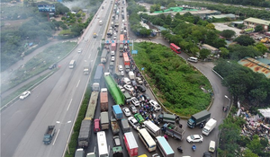 Hà Nội: 4 ô tô tông liên hoàn, đường Vành đai 3 trên cao tắc cứng 15km