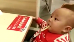 'Cưng xỉu' clip bé trai đang ngủ bỗng giật mình òa khóc 