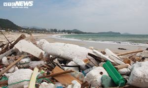 Ảnh: Kinh hãi rác thải đại dương bủa vây những bãi tắm nổi tiếng ở Quảng Ninh