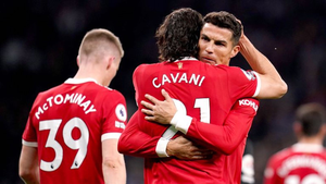 HLV Solskjaer: 'Không ai sánh bằng đẳng cấp của Ronaldo và Cavani'