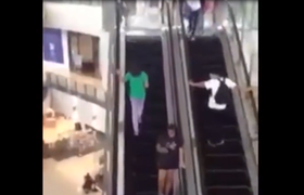 Mải nhìn điện thoại, người đẹp lâm cảnh xấu hổ