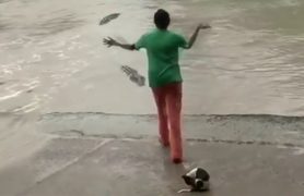 Cô gái dữ dằn khiến cá sấu cũng bỏ chạy 