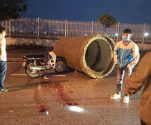 Xe máy tông vào ống cống chắn ngang đường trong đêm, đôi nam nữ thiệt mạng