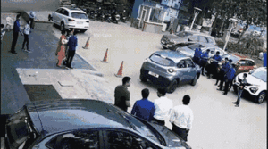 Video: Người đàn ông tự đâm hỏng xe hơi mới mua tại đại lý