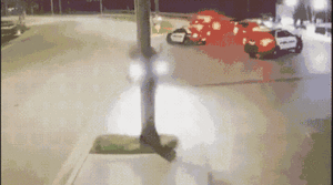 Video: Chạy tốc độ cao, xe hơi tông thẳng cột điện ngay trước xe cảnh sát