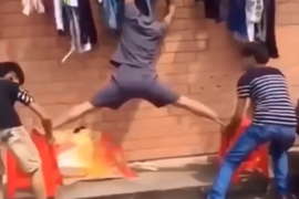 Bất đắc dĩ phải 'diễn xiếc' vì bị bạn chơi khăm 