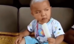 Bé cưng nổi giận khi bị ăn mất kem 