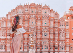 Thỏa mắt ngắm cung điện có hơn 900 ô cửa sổ màu ‘hường phấn’ xinh xắn