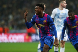 Video: Đánh bại Dinamo Kiev, Barcelona lên nhì bảng