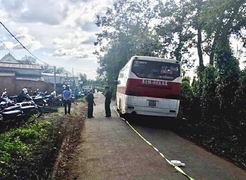 Xe đưa đón học sinh không đóng cửa, 1 em rơi xuống đường tử vong