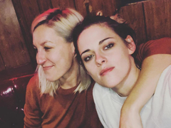 Kristen Stewart đính hôn với người yêu đồng giới