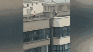 Video: Thót tim cậu bé vô tư nhảy nhót trên nóc tòa nhà 22 tầng