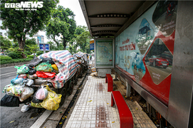 Ảnh: Rác thải chắn trước nhà chờ xe bus, bốc mùi hôi thối, ám ảnh người Hà Nội