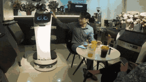 Video: Robot phục vụ thực khách ở TP.HCM 