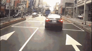 Video: Xe máy trượt bánh, bốc cháy dữ dội trên đường