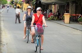 Đón du khách quốc tế: Doanh nghiệp kiệt quệ, nhân viên bỏ việc, mở cửa thế nào?