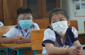 Phụ huynh, học sinh cuối cấp ở TP.HCM mong sớm được đến trường