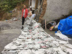 Cô gái miền quê lấy vỏ bao xi măng may váy cưới đẹp thướt tha gây trầm trồ