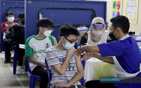 Malaysia tăng tốc độ tiêm chủng, số ca bệnh COVID-19 gần 2,5 triệu người