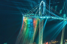 Cầu kính hình vợt kết hợp thác nước độc đáo - điểm đến cho người mê mạo hiểm