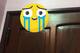 Phát hiện ‘khách không mời’ trước cửa, cô gái vừa khóc vừa có hành động bất ngờ