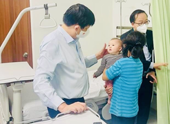 Bộ trưởng Y tế yêu cầu xử lý người liên quan vụ 18 trẻ bị tiêm nhầm vaccine