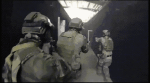 Video: Đặc nhiệm Mỹ - Ba Lan đổ bộ bằng trực thăng, tấn công mục tiêu trong nhà