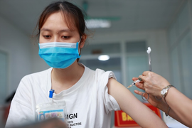 Nhiều phụ huynh vẫn băn khoăn việc tiêm vaccine COVID-19 cho học sinh
