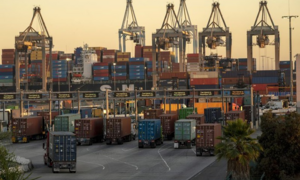 Các cảng biển ùn ứ, giá hàng hóa tăng vọt trên toàn cầu