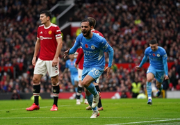 Kết quả Ngoại Hạng Anh: Hàng thủ tồi tệ, Man Utd thua Man City