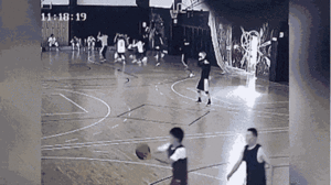Video: Cần cẩu tông sập tường sân bóng rổ, cầu thủ bỏ chạy