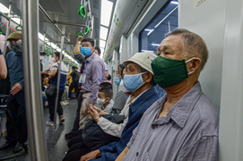 Ảnh: Hành khách trải nghiệm tàu Cát Linh-Hà Đông