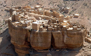 Video: Ngôi làng kỳ lạ nằm trên khối đá cao 150m ở Yemen