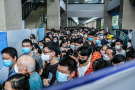 Dịch bệnh phức tạp, biển người vẫn xếp hàng chờ đi tàu Cát Linh - Hà Đông