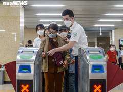 Tàu Cát Linh – Hà Đông thu tiền vé, khách đông như ngày thường