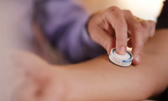 Vaccine COVID-19 dạng miếng dán liệu có hiệu quả hơn tiêm?