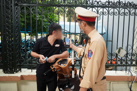 Uống một cốc bia, bị giữ xe và tước giấy phép 11 tháng