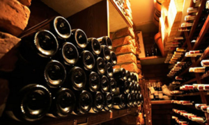 Vì sao đáy chai rượu vang lại lõm, có phải đáy càng lõm rượu càng ngon?