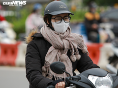 Ảnh: Người Hà Nội co ro trong đợt gió mùa mạnh nhất từ đầu năm