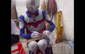 Siêu nhân thất nghiệp về quê học đan lát