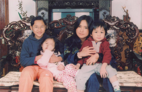 Thanh Lam khoe ảnh thời trẻ bên ba con 