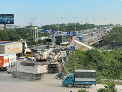 Hà Nội: Container tông dải phân cách, cầu Thanh Trì ùn tắc 3km