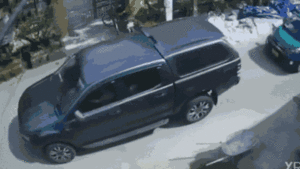 Video: Xe bán tải phanh gấp tránh xe máy, bị taxi đâm mạnh từ phía sau