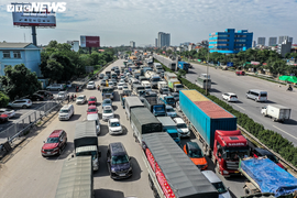 Ảnh: Container bị lật trên cầu, đường trên cao ở Hà Nội tắc dài nhất lịch sử