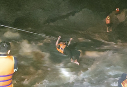 Ảnh: Vật lộn với dòng nước xiết cứu 3 người kẹt dưới chân đập thủy điện