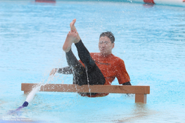 Lan Ngọc, Ngô Kiến Huy liên tục ngã xuống hồ do bị vòi rồng phun nước vào mặt